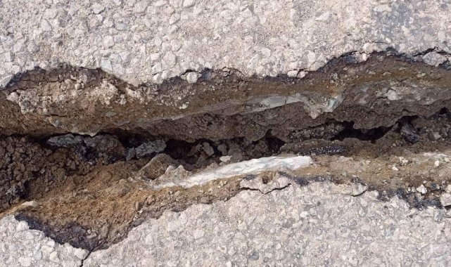 Köy yolunda çatlaklar meydana geldi