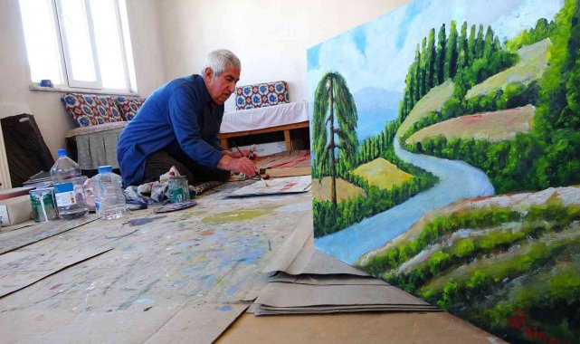 Köyünü ve yakınlarının evini yarım asırdır resmediyor