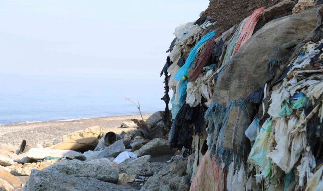 Kozlu sahilindeki çöp yığınları havadan görüntülendi