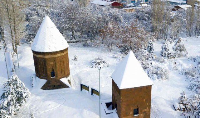 Kubbeleri beyaza bürünen Ahlat kümbetlerinden masalsı görüntüler