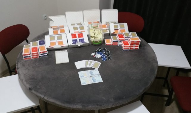 Kumarhaneye çevirdikleri ofiste suçüstü yakalandılar