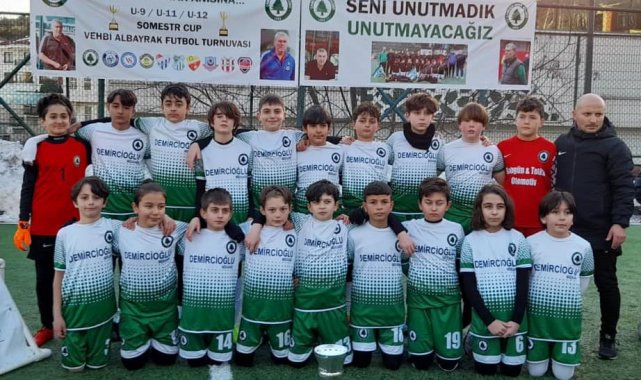 Kupaları vefat eden antrenöre armağan ettiler