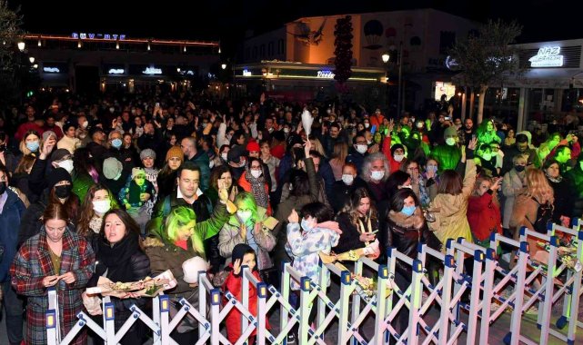 Kusadalılar sevgililer gününü Ayhan Sicimoglu ve Latin all stars ile kutladı