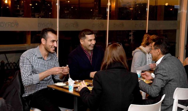 Kuşadası Belediyesi sofrasını üniversite öğrencileriyle paylaşıyor