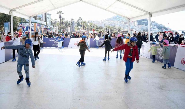 Kuşadası&#039;nda buz pateni keyfi
