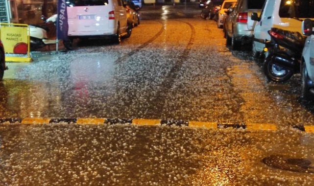 Kuşadası'nda dolu yağışı sokakları beyaza çevirdi