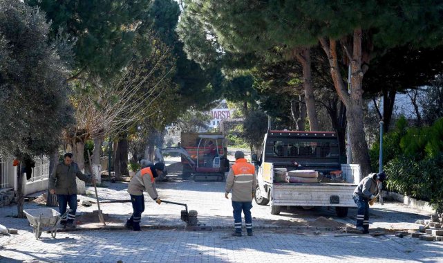 Kuşadası'nda yol çalışmaları devam ediliyor