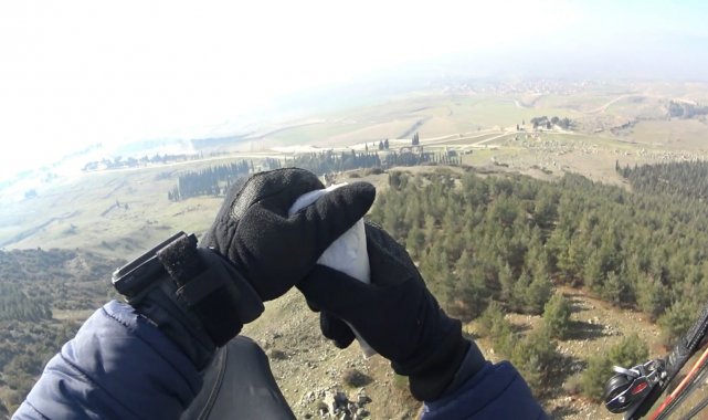 Kuşlar aç kalmasın diye paraşütle dağı bombaladılar