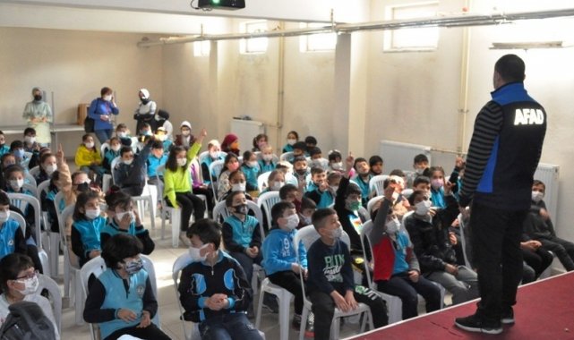 Kütahya'da ilkokul öğretmen ve öğrencilerine okul afet farkındalık eğitimi