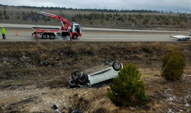 Kütahya'da otomobil şarampole devrildi: 3 yaralı