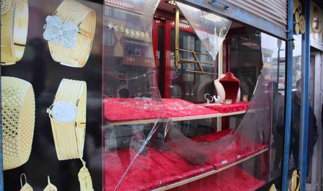 Kuyumcunun camını kırıp yarım kilo altın çaldılar