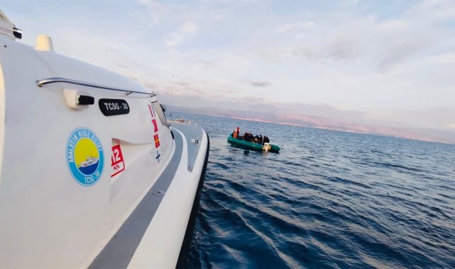 Lastik bot arıza yaptı, göçmenlerin imdadına Sahil Güvenlik yetişti