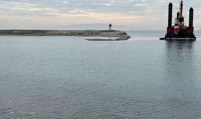 Limanı kapatan çakıllar temizleniyor
