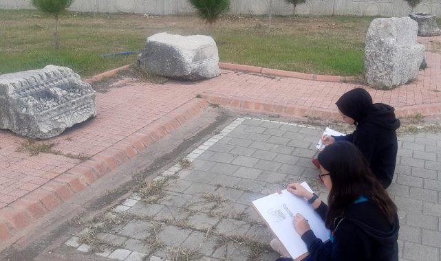 Lisesi öğrencileri tarihi eserlerin resimlerini çizdi