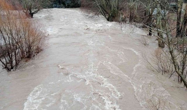 Malatya&#039;da Kozluk Çayı taştı, yollar su altında kaldı