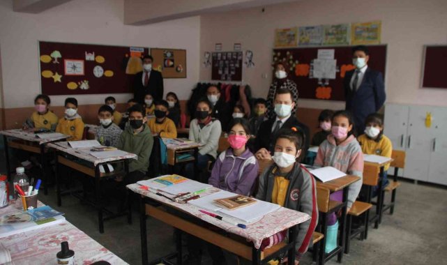 Malazgirt Kaymakamı Demirer'den okul ziyareti