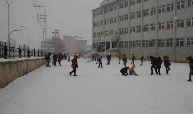Malazgirt&#039;te kar yağışı devam ediyor