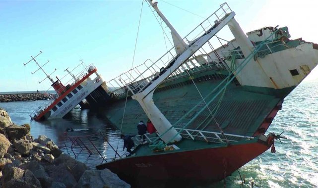 Maltepe Sahilde tehlikeli eğlence: Yan yatan gemi çocukların oyun alanına döndü