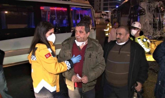 Maltepe&#039;de İETT otobüsü yolcu bekleyen minibüse çarptı: 5 yaralı