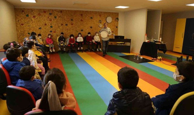 Maltepeli çocuklar, eğlenceli bilim atölyesinde eğlenerek öğrendiler