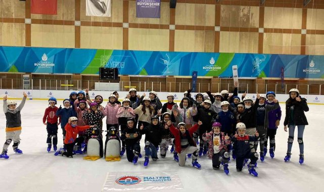 Maltepeli çocukların buz pateni keyfi