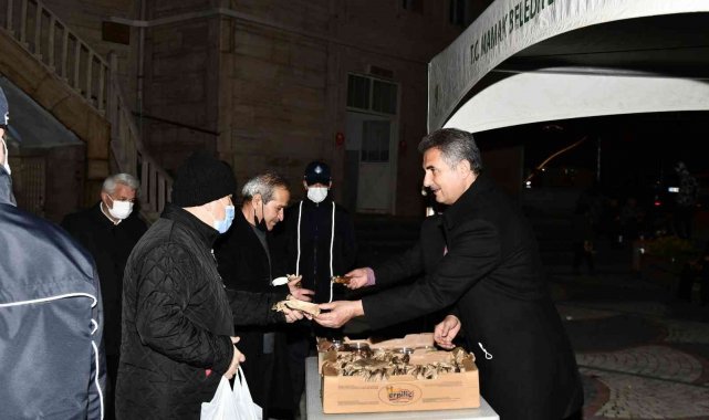 Mamak Belediye Başkanı Köse, kandil simidi dağıttı