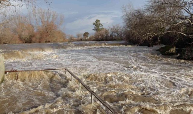 Manavgat Şelalesi&#039;nde bulunan tesisler sular altında kaldı