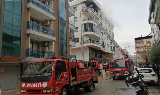 Manisa'da ev yangını, 1 kişi dumandan etkilendi