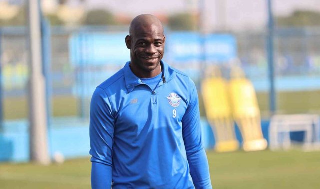 Mario Balotelli saçlarını kazıttı