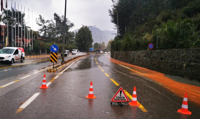 Marmaris-İçmeler karayolunda ulaşım tek şeritten sağlanıyor