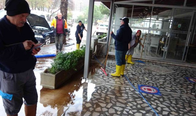Marmaris'te evleri basan sel suları tahliye ediliyor
