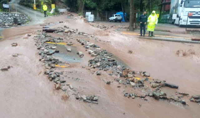 Marmaris'te sağanak yağış aralıklarla devam ediyor