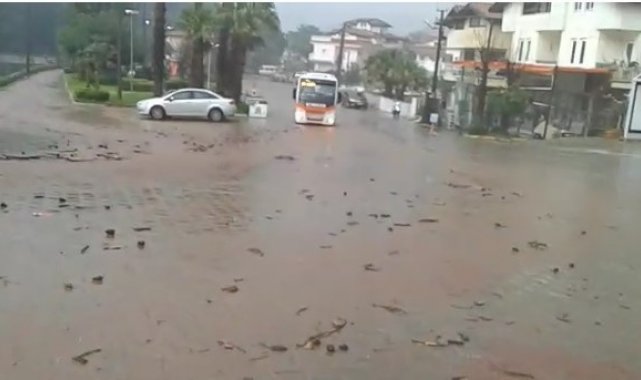 Marmaris'te sağanak yağış etkili oluyor