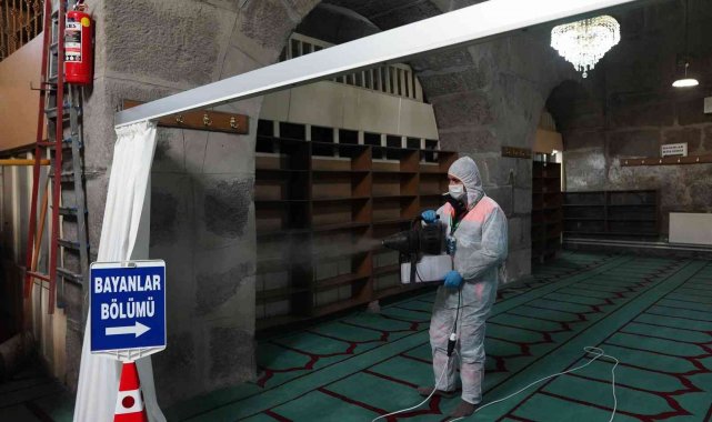 Melikgazi'de camiler gül suyu ile temizlendi