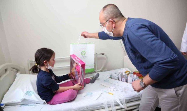 Meram Belediyesi şivlilikte hastanede yatan çocukları unutmadı