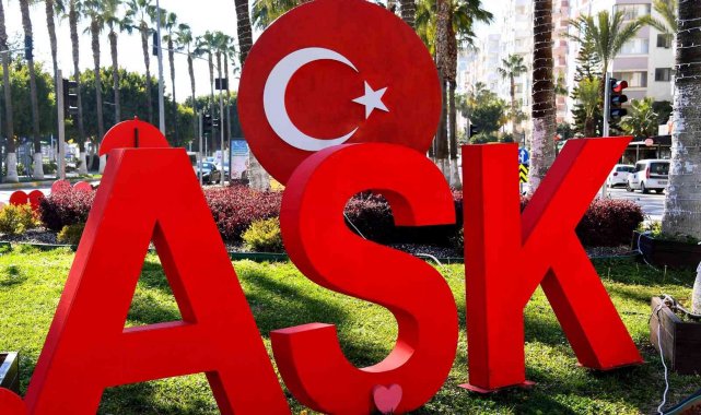 Mersin, 14 Şubat için süslendi