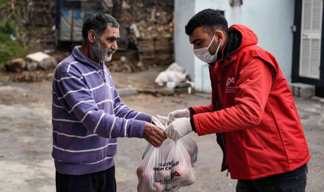 Mersin Büyükşehir Belediyesi, vatandaşa 50 ton daha patates ve soğan dağıtıyor