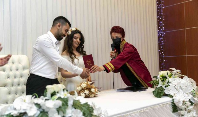 Mersin'de 'Sevgililer Günü'nde nikah yoğunluğu yaşandı