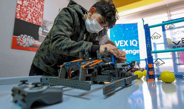 Mersin&#039;de çocuklar robot tasarlıyor