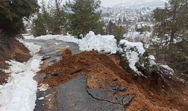 Mersin'de heyelan yolu kapattı