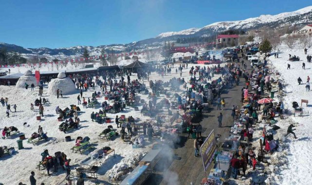 Mersin'de kar festivali coşkusu