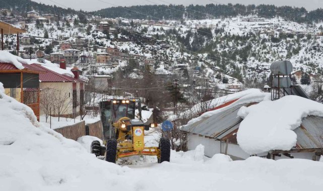 Mersin'de karla mücadele çalışmaları sürüyor
