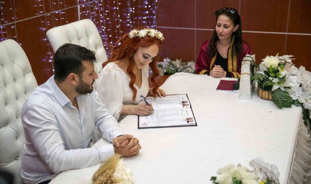 Mersin'de nikah solanlarında 02.02.2022 yoğunluğu