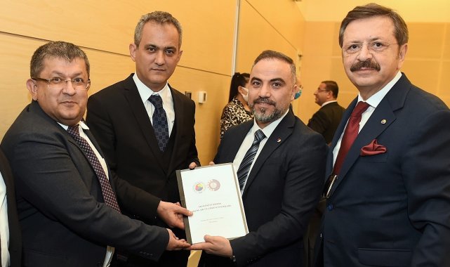 Mesleki eğitim dosyası Bakan Özer'e sunuldu