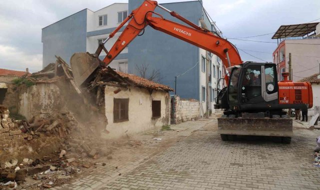 Metruk binaların yıkımı başladı