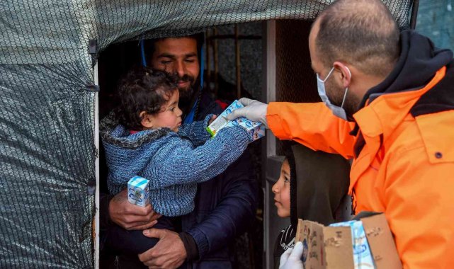 Mevsimlik tarım işçilerine çorba, çocuklara süt ikramı