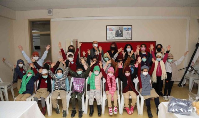 Mezitli'de gönüllüler çocuklar için ördü