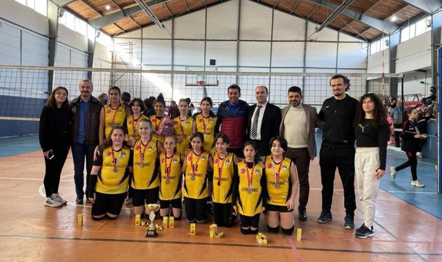 Midi Kızlar Voleybol turnuvasında kupalar sahiplerini buldu