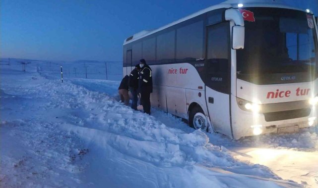 Midibüsler mahsur kaldı, ekipler kurtardı