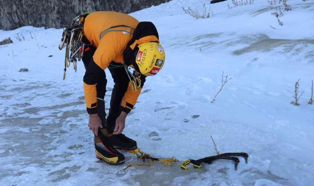 Milli Dağcı Tunç Fındık, Diyadin Murat Kanyonu&#039;nda buz sarkıtlarına tırmandı